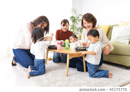 吃米飯的孩子和母親 45175778