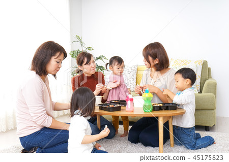 吃米飯的孩子和母親 45175823