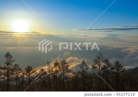 從Mt. Amari看見的早晨太陽和富士山的雲彩 45177119