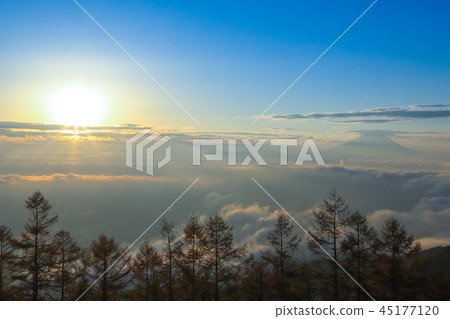 從Mt. Amari看見的早晨太陽和富士山的雲彩 從Mt. Amari看見的早晨太陽和富士山的雲彩 45177120