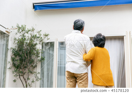 Senior couple 45178120