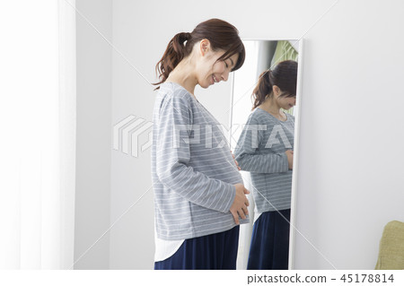 Pregnant woman who sees a look 45178814