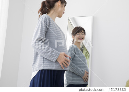Pregnant woman who sees a look 45178883