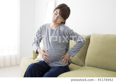 Stomach pregnant woman 45178942