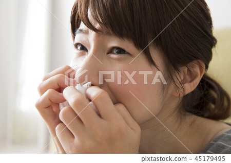 Woman crying Woman crying 45179495