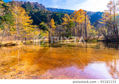 <<Nagano Prefecture>> Autumn Kamikochi, Tashiroike 45181133