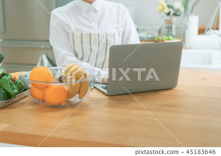 pc, Housewife, housewife 45183646