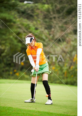 Women playing golf Women playing golf 45187011