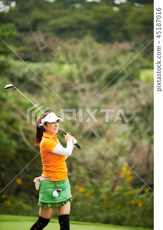 女子打高爾夫球 女子打高爾夫球 45187016