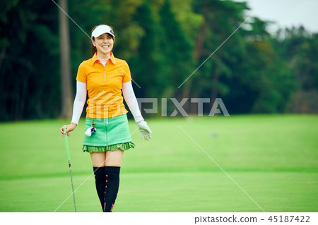 打與微笑的婦女高爾夫球 打與微笑的婦女高爾夫球 45187422