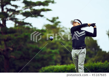 Men who play golf 45187685