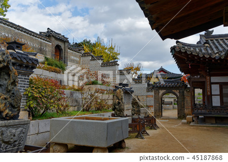 Fall in the Changdeokgung Palace, the palace of the Joseon Dynasty Fall in the Changdeokgung Palace, the palace of the Joseon Dynasty 45187868