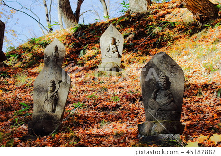 Ancient stone statue No. 20181106: Stone statue of autumn leaves No 20181106 Ancient stone statue No. 20181106: Stone statue of autumn leaves No 20181106 45187882
