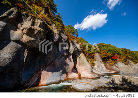 Autumn leaves in the valley Fukiwori Valley rock walls and clear stream a-1 Autumn leaves in the valley Fukiwori Valley rock walls and clear stream a-1 45189091