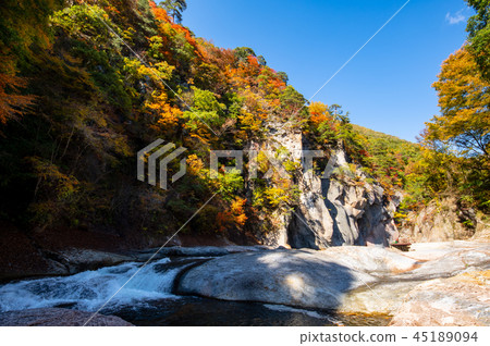 Autumn leaves in the valley Fukiwori Valley rock walls and clear stream b-2 Autumn leaves in the valley Fukiwori Valley rock walls and clear stream b-2 45189094