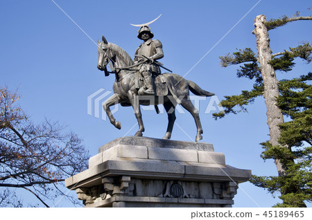 站立在深Aoba城堡公園的日期Masamune騎馬雕象 站立在深Aoba城堡公園的日期Masamune騎馬雕象 45189465