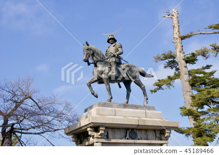 站立在青葉城堡公園的日期Masamune騎馬雕像在晚秋天 45189466