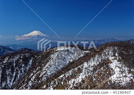 Mt. Fuji seen from the snowy Tanzawa-Nabewari mountain foot 45190407