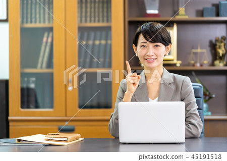 女性員工私人辦公室司法代言人會計師 女性員工私人辦公室司法代言人會計師 45191518
