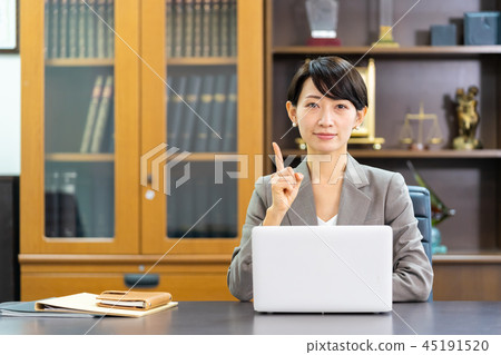 女性員工私人辦公室司法代言人會計師 女性員工私人辦公室司法代言人會計師 45191520