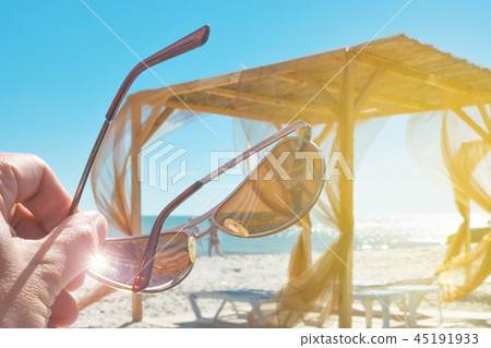 The hand holds glasses The hand holds glasses 45191933