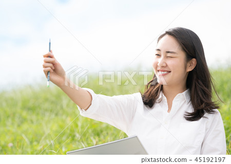 Women sketching Women sketching 45192197