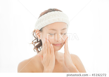 護膚圖像的年輕女子 護膚圖像的年輕女子 45192272