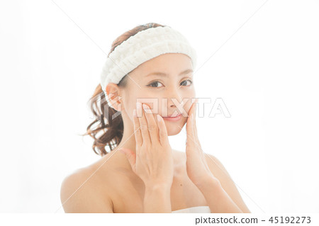 護膚圖像的年輕女子 護膚圖像的年輕女子 45192273