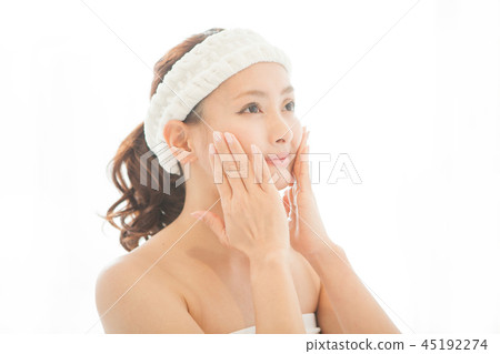 護膚圖像的年輕女子 護膚圖像的年輕女子 45192274