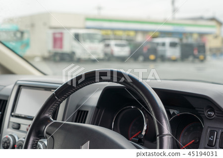 雨天便利店停車場 45194031