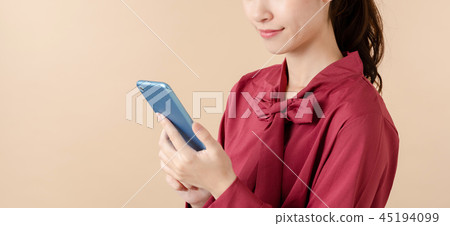 使用智慧型手機的女人 使用智慧型手機的女人 45194099