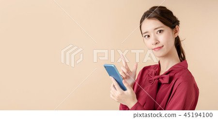 使用智慧型手機的女人 45194100