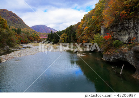 塔的秋天 45206987