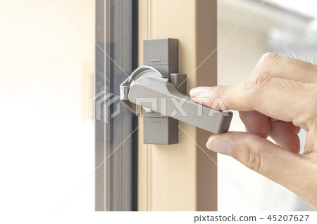 窗口鍵和男人的手 45207627