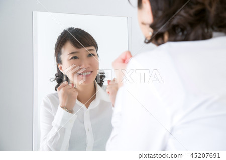 A woman who poses a gut 45207691