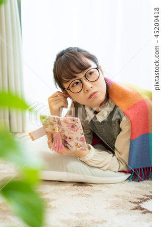 Woman room lifestyle 45209418