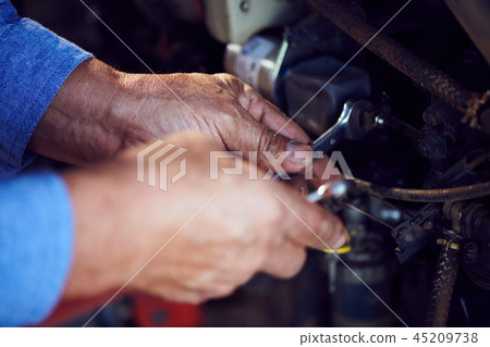 Hand to repair 45209738