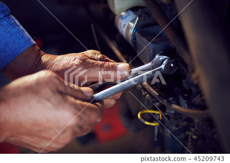 Hand to repair 45209743