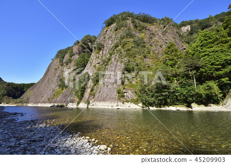 Kozagawa的巨石（和歌山縣東牟婁郡Kozagawa-cho） 45209903