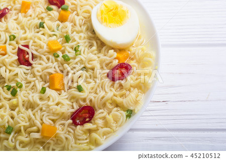 Instant noodles in bowl 45210512