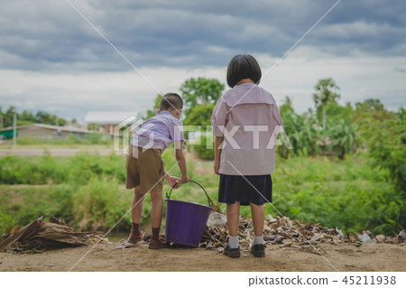 Students help to remove rubbish  45211938