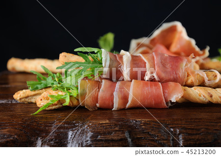 Grissini with prosciutto and arugula Grissini with prosciutto and arugula 45213200
