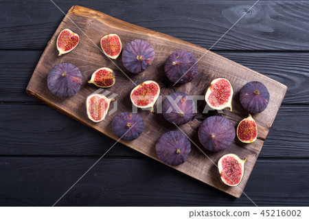 Fresh autumn fruit figs 45216002