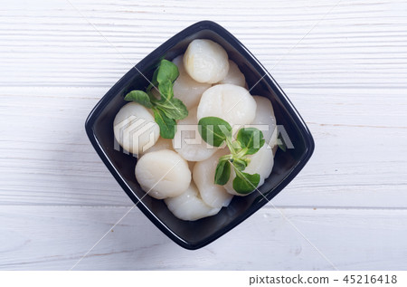 Raw scallops with salad 45216418