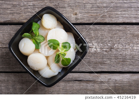 Raw scallops with salad 45216419