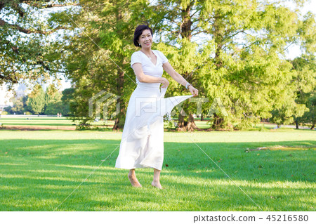 享受在草的婦女跳舞 享受在草的婦女跳舞 45216580