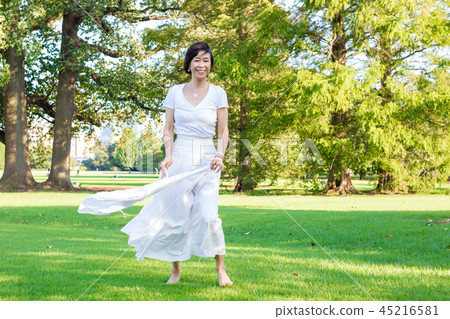 享受在草的婦女跳舞 享受在草的婦女跳舞 45216581