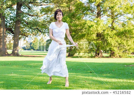 享受在草的婦女跳舞 享受在草的婦女跳舞 45216582