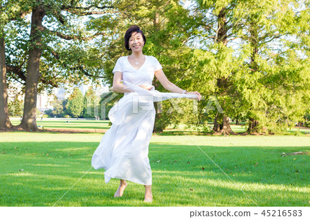 享受在草的婦女跳舞 享受在草的婦女跳舞 45216583