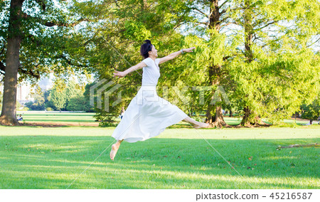 享受在草的婦女跳舞 享受在草的婦女跳舞 45216587